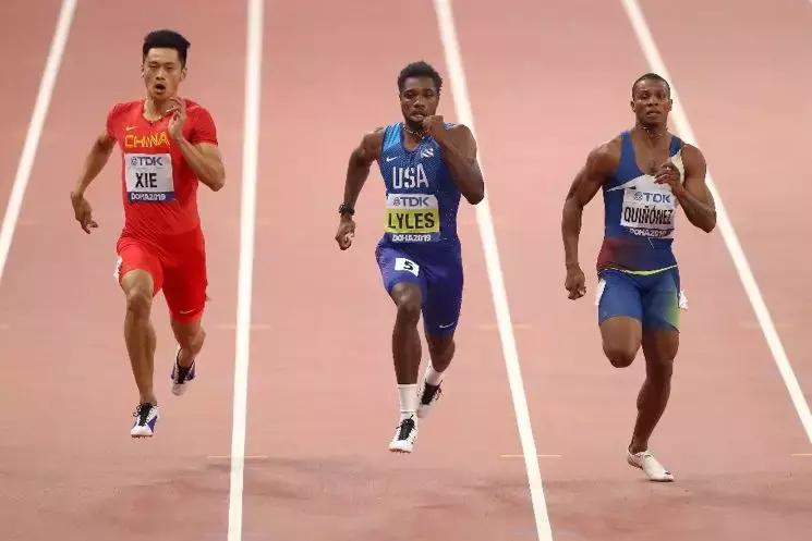 【三分钟法治新闻全知道】刑警押送嫌疑人“回家”，路上一起看大阅兵