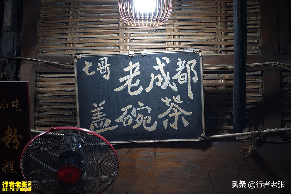 300年历史的宽窄巷子，外地游客必打卡，“老成都”却很少去
