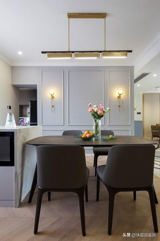 她将全屋吊顶拉平，衣柜采用“二八定律”，非常时尚大气，晒一晒