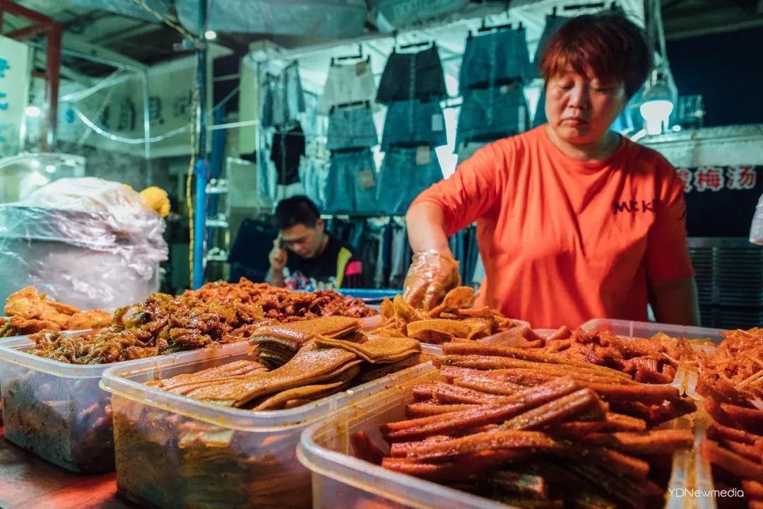 武汉步行街摆地摊,在武汉摆地摊的老乡们