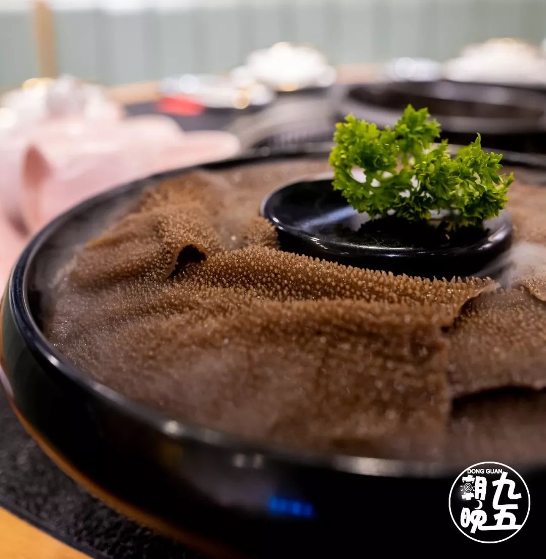 东莞首家火锅+烤肉一体涮就在万江家汇城，几百人排队等着吃