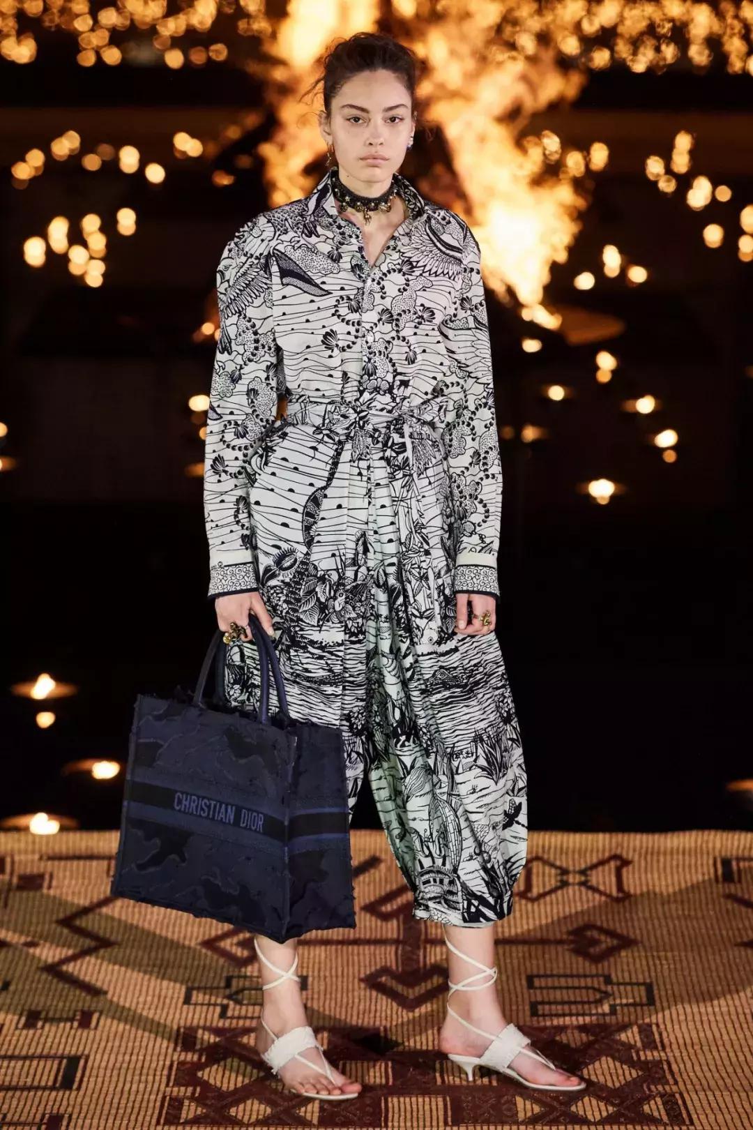 在摩洛哥皇宫，穿拖鞋看秀，是什么体验？