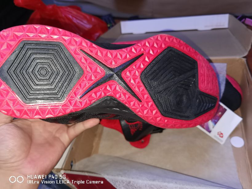 某些无良某宝店，借着鸿星尔克的风头，贩卖三无产品的鞋子