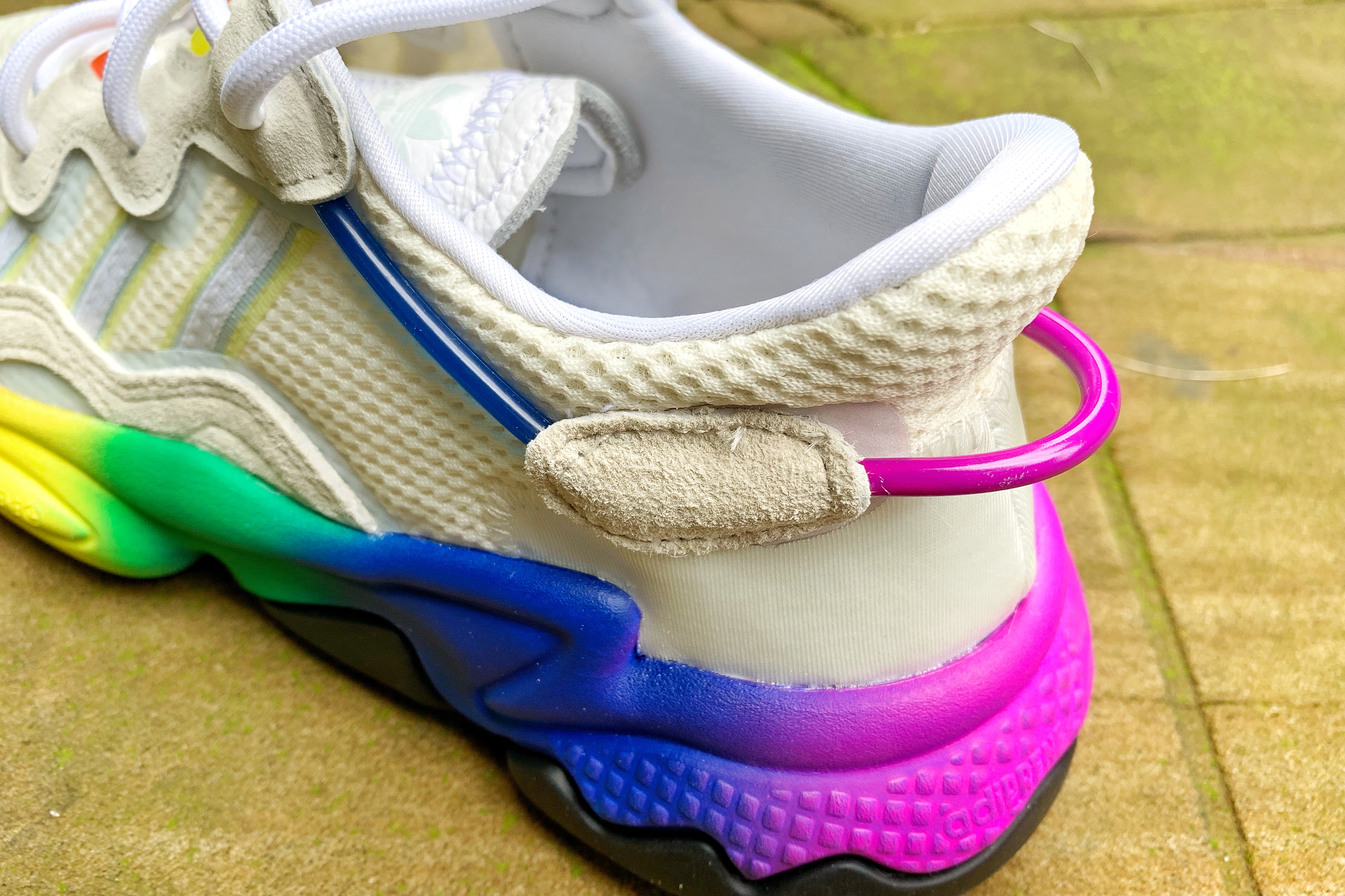 adidas三叶草新款 (三叶草ozweego缺点)