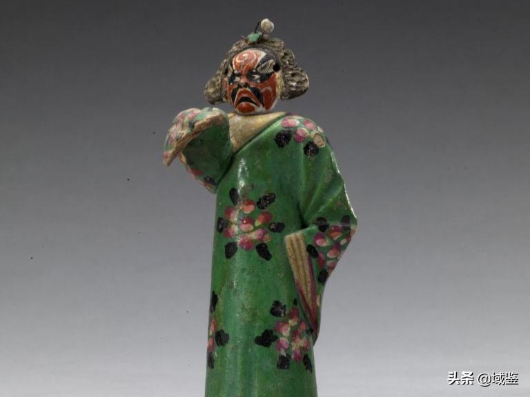 动辄数十万的京剧戏服，写满了中国故事