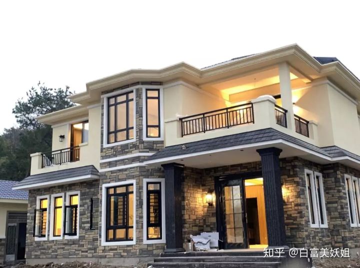 小红书上晒奢侈品的女孩为什么那么多？