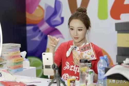 2分钟赚上千万,柳岩喊麦叫老铁土味足,做网红捞金却远比明星高