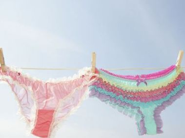 为什么牛仔裤穿久了变硬,裤底发黄是怎么回事