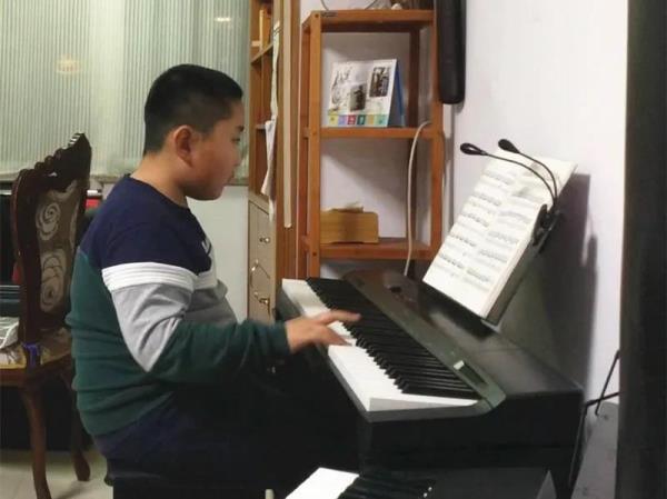 他花两年钱学了四年大思英语，现在《新概念3》可随心配音