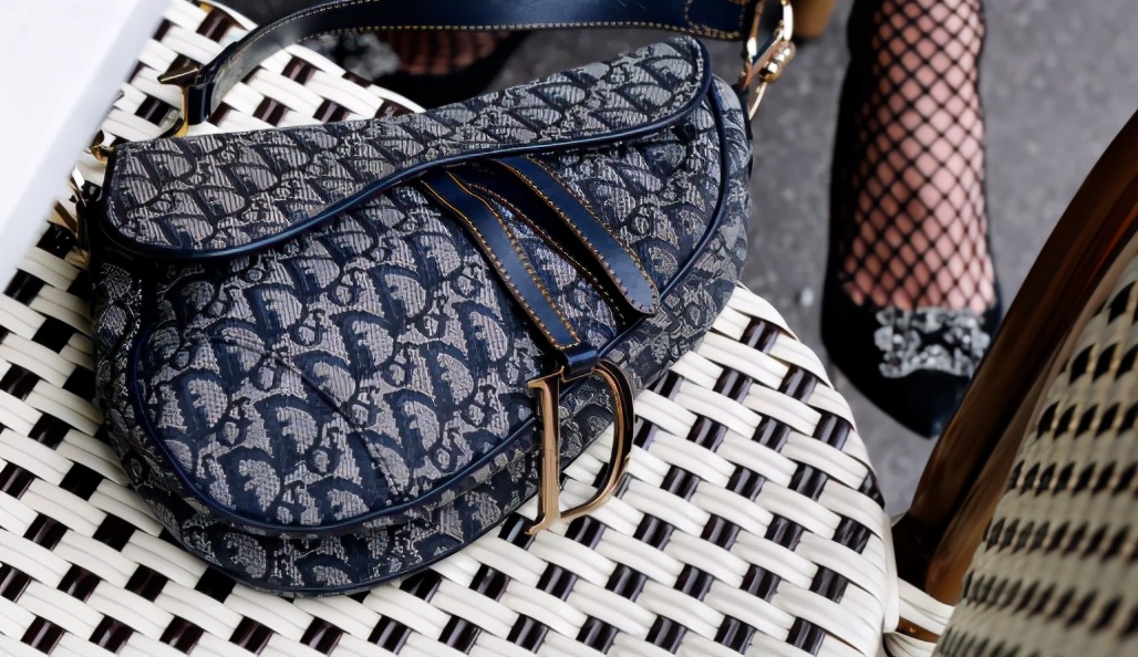 背包女双肩包时尚2022新款中年,中年男人背双肩包还是单肩包有范