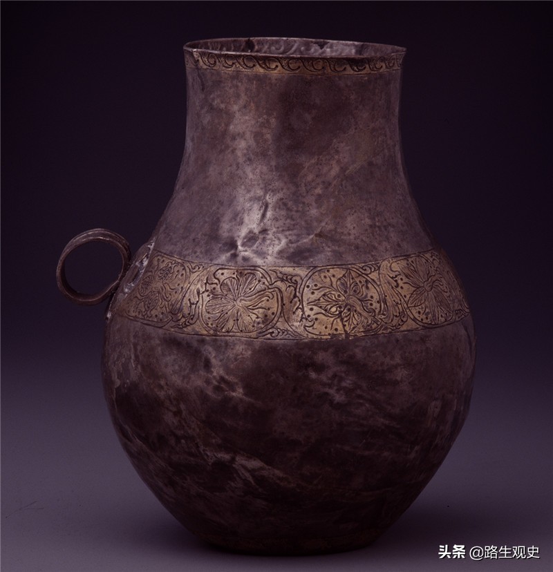 马步芳盗挖青海都兰古墓，派1个工兵营进驻，拿走金银器留下丝绸