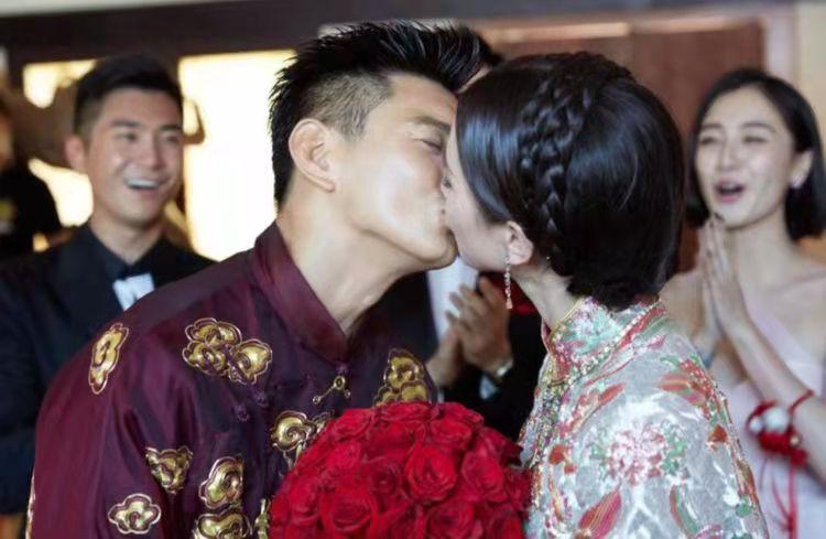 霹雳虎吴奇隆招牌动作独特的跳跃,霹雳虎吴奇隆很有钱吗