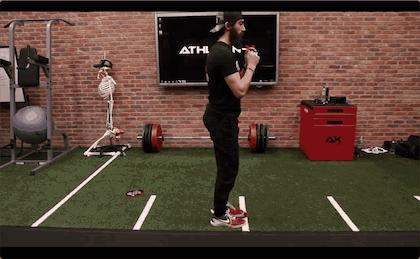 比钟南山还强!广西大爷102岁还在练哑铃,一身肌肉都是在家练的