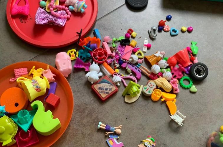 半夜娃说下面痛，宝妈一看不得了，医生：这些玩具娃玩要时刻盯着