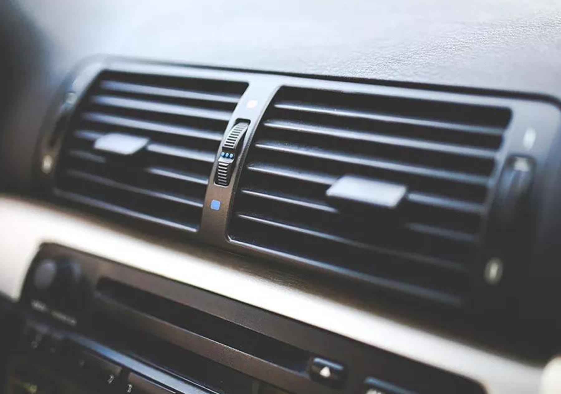 下雨天开车车窗外起雾怎么办,下雨天车窗外面起雾怎么办