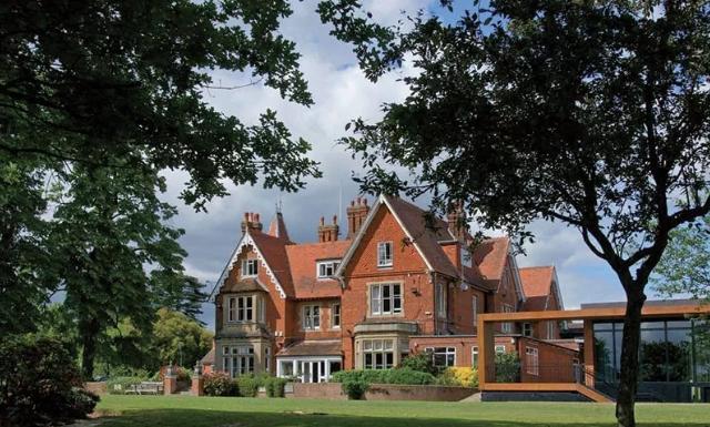 想去英国留学公校和私校如何选择,孩子去英国留学有什么好处