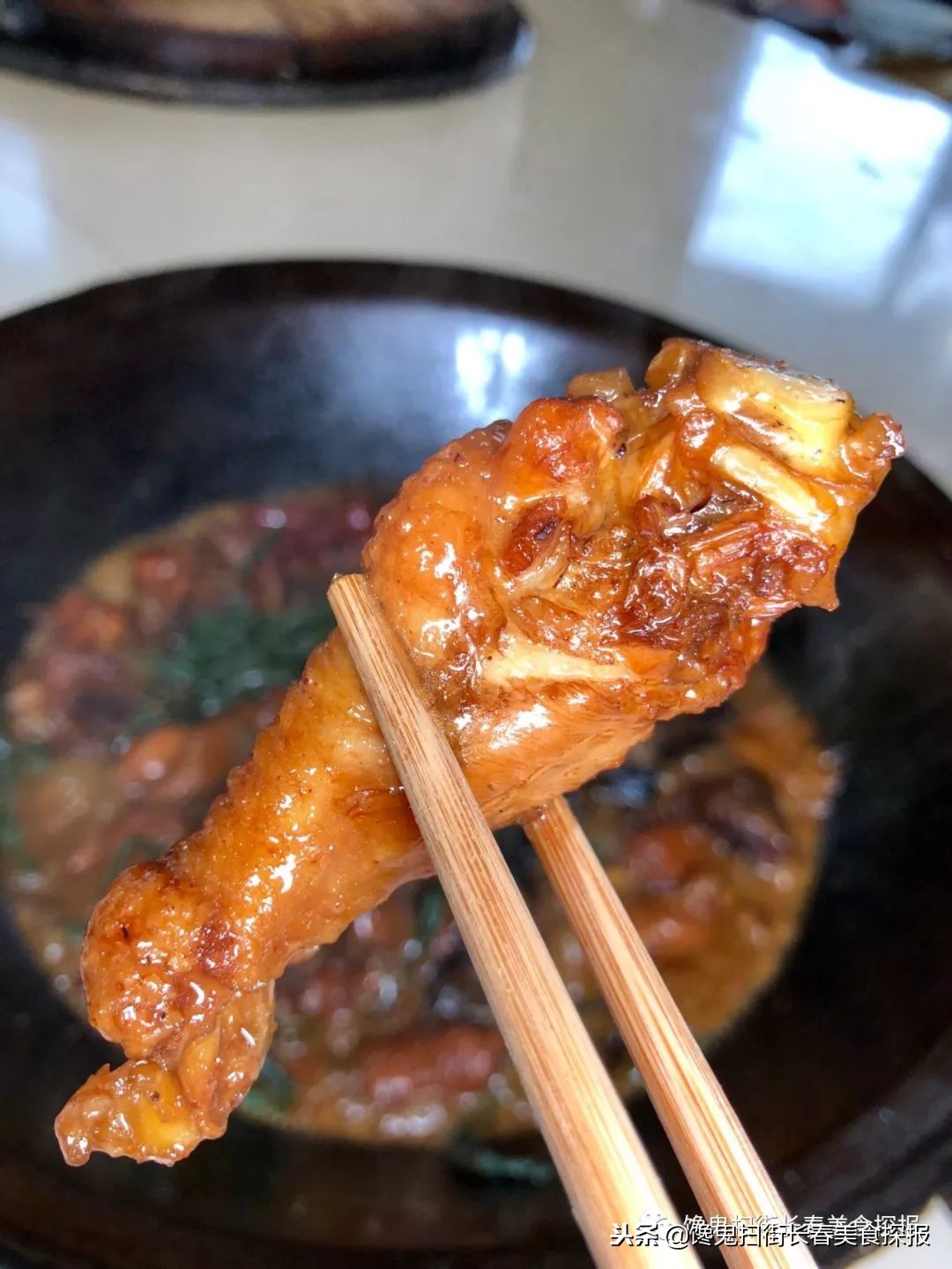 南湖别墅区藏个旧屯子，铁锅炖鱼天天爆满据说空姐都吃胖了！