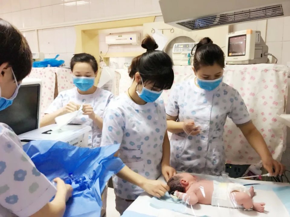 西安医学院第一附属医院“巴掌仙子”们的历险记