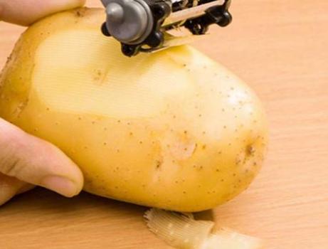 炸薯片时，别直接下锅炸，多加1个步骤，薯片薄又脆，比锅巴好吃