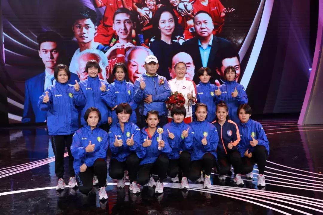 从不懂足球，到蝉联世界冠军，这群女孩儿值得被更多人认识！