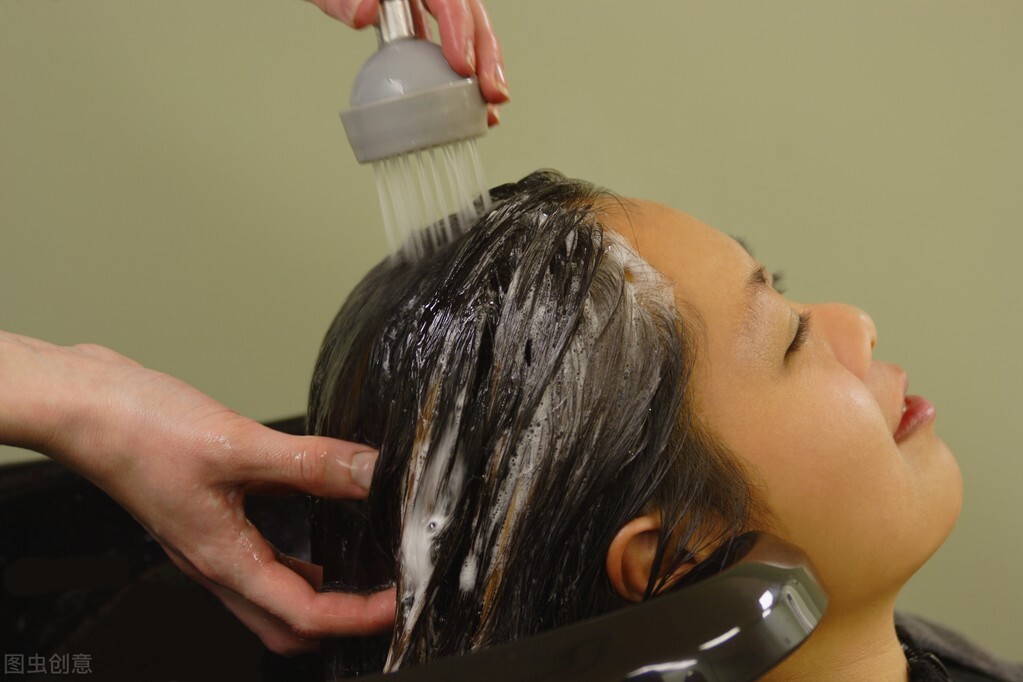 染完头发第一次洗头为什么不掉色,染完头发怎么洗头视频教程
