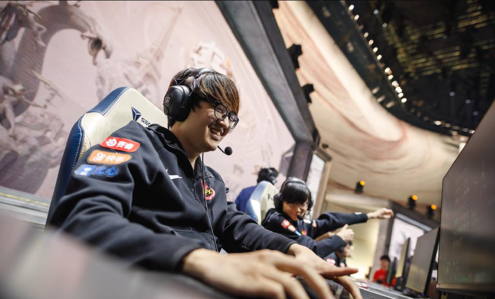 fpx众人送金贡礼物,管泽元余霜rngfpx