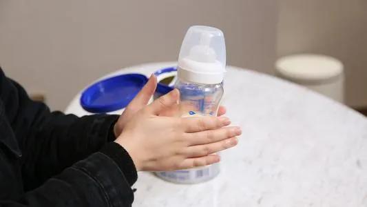 阳光大姐母婴护理婴儿洗澡,阳光呵护奶粉为什么小孩不喜欢吃