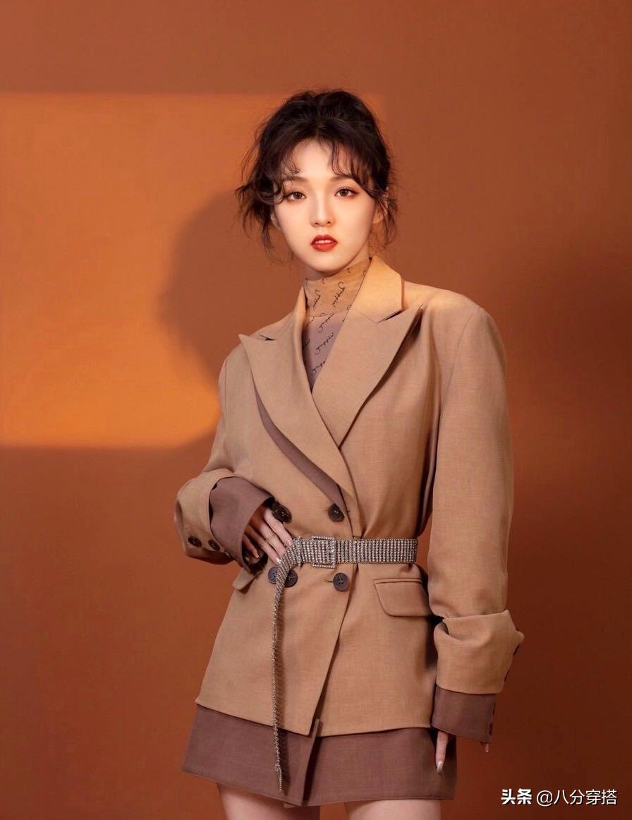 26岁强东玥穿搭太有时尚感，长款西装干练利落，率性洒脱不失甜美