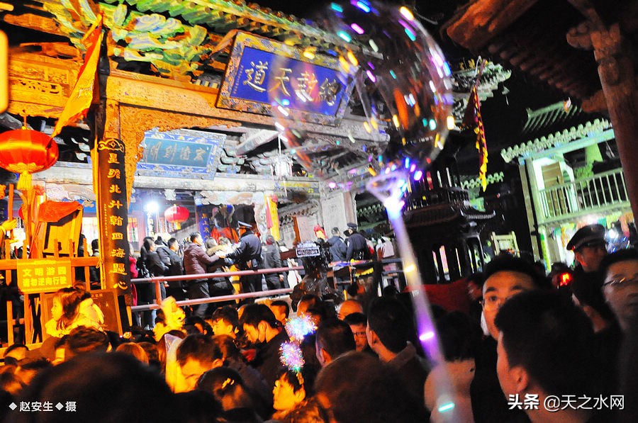 甘肃天水数万民众“上九朝观”祈福纳祥争烧头柱香!(组图)