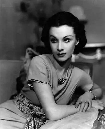 上世纪15位欧美女明星历史照片，梦露红裙侧身撩发，天使赫本领衔