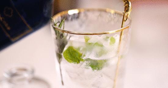 体育西这间甜品店，一屋子都是鲜花，还没有正式菜单……