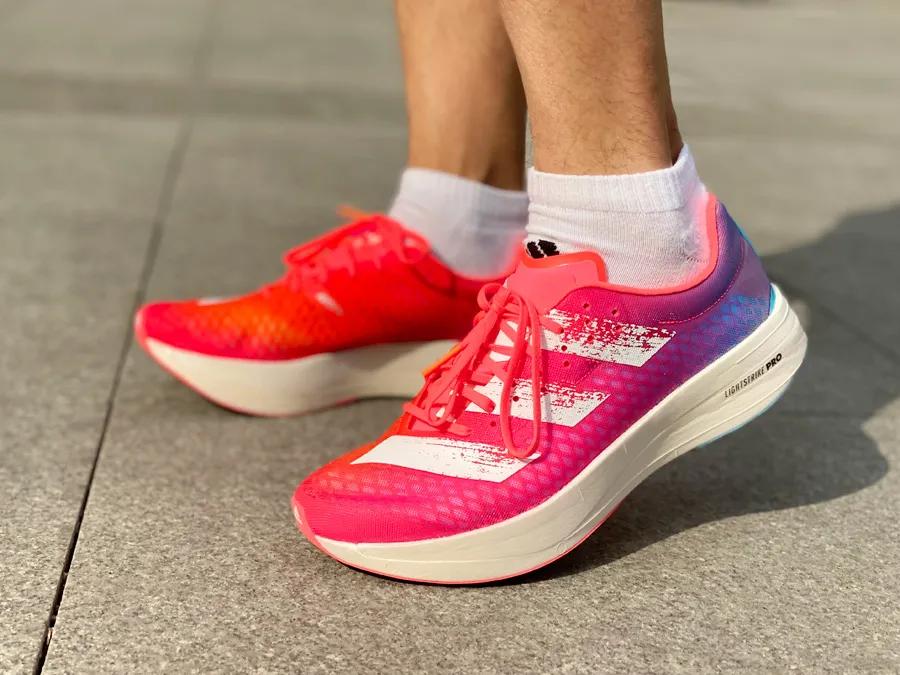 阿迪达斯碳板跑鞋adizerox2,adidasadizeropro有没有碳板