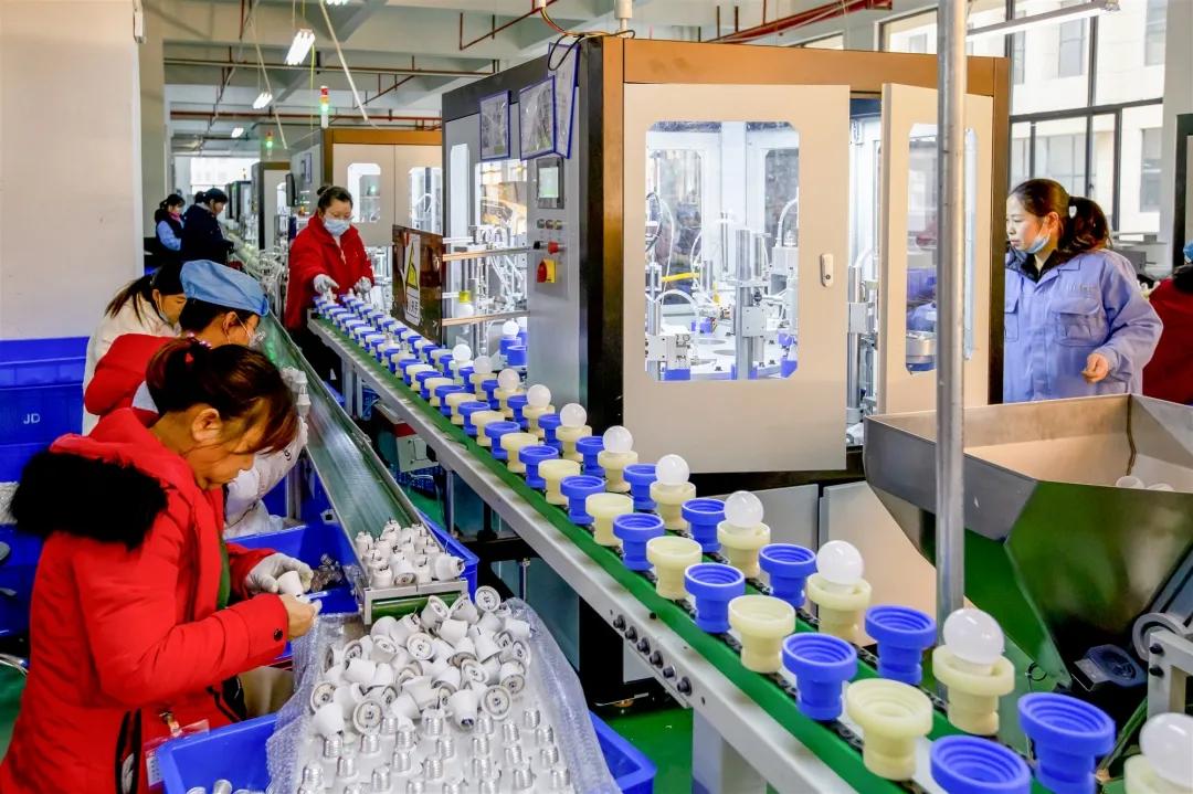 「新春走基层」江西凯耀照明:一手赶产能,一手抓招工