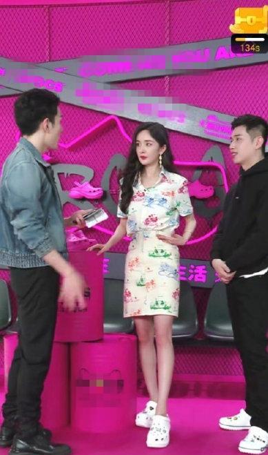 杨幂测量脚踝，17