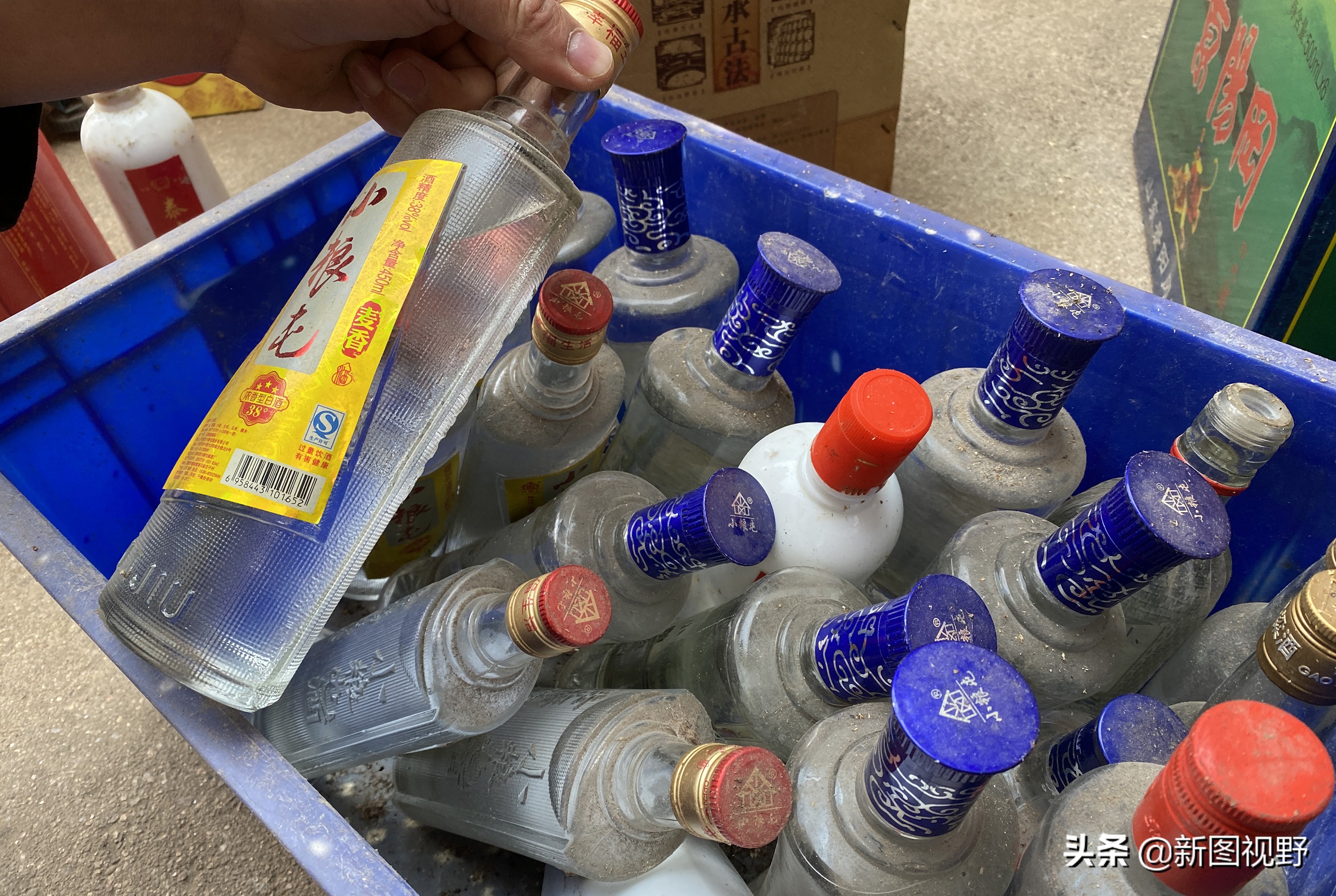 山村游玩,200元买大爷两箱“老酒”,帮我鉴定下是否中奖了