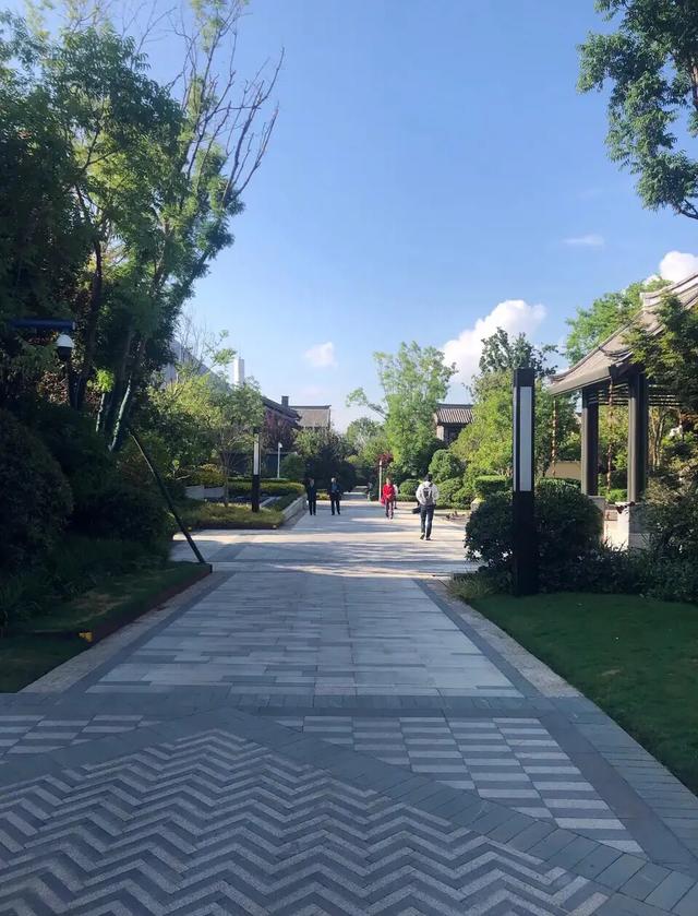 有时候使人疲惫的不是远方的高山,让人疲惫的不是远山而是鞋里的沙