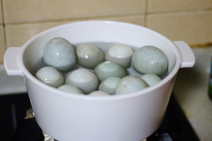 怎么腌鸭蛋又出油又起沙又好吃呢,腌鸭蛋又沙又出油的方法