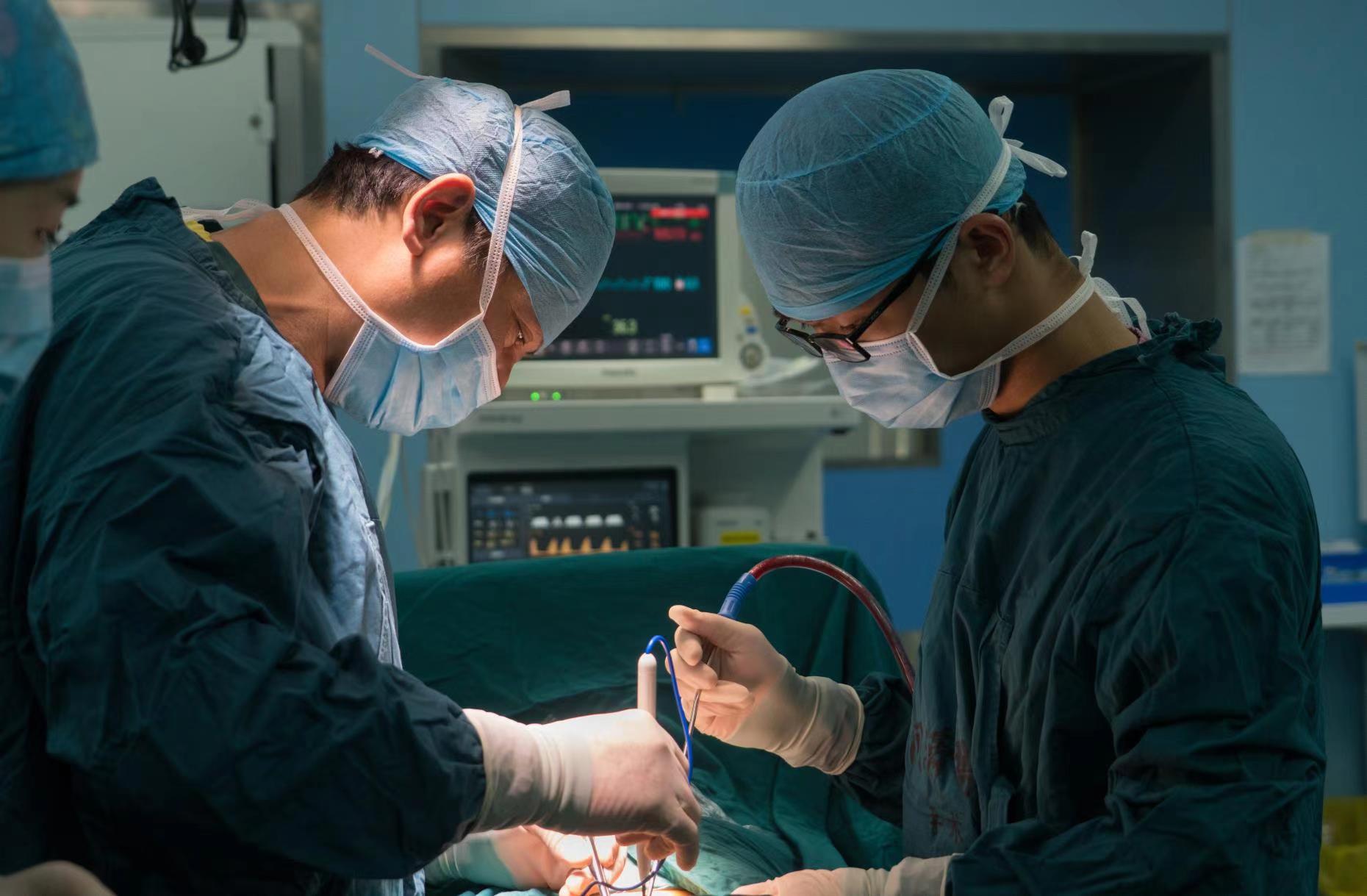 突发背痛一动就痛,突发背痛是什么引起的