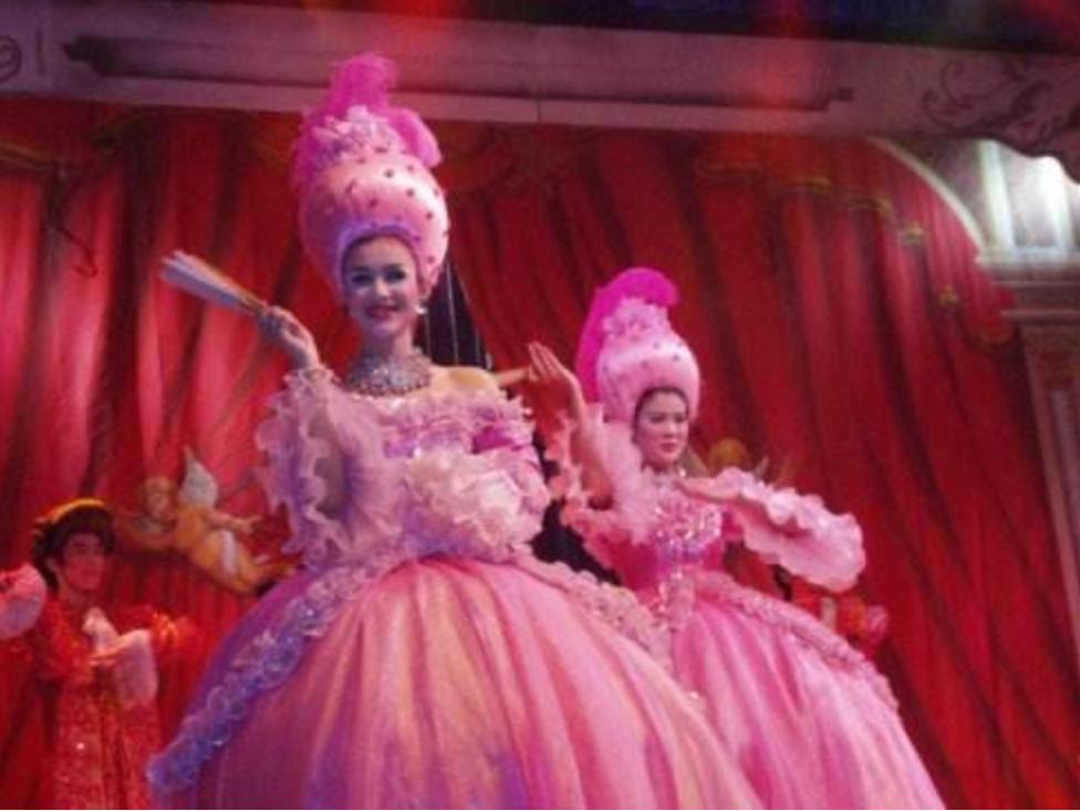 泰国人妖光鲜亮丽，老了怎么办？一般有2种选择……