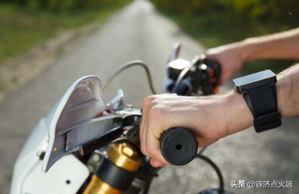 为什么摩托车油表跟实际不一样,摩托车油表不动的原因和解决方法