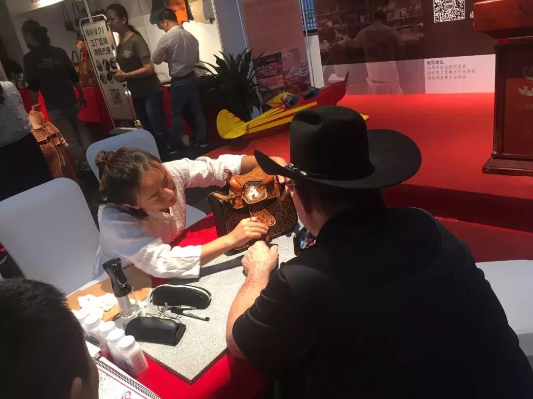 能给圣诞老人换衣服？这个圣诞嘉年华在搞什么名堂？！