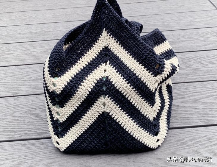 手工钩针编织手提包成品,钩针编织时尚又漂亮的女生手提包