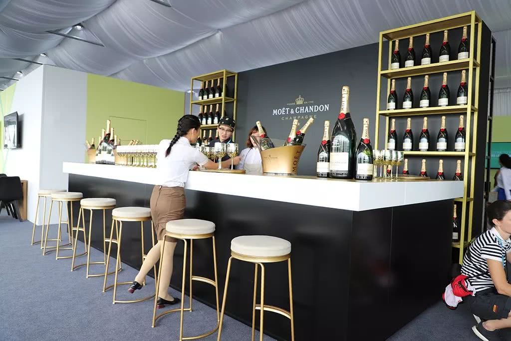 这车空间窄、没空调，只能躺着开，为啥一群男人都想开？