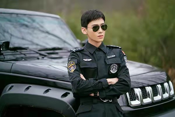 白敬亭黑衣服剧照,白敬亭剧照被抄袭