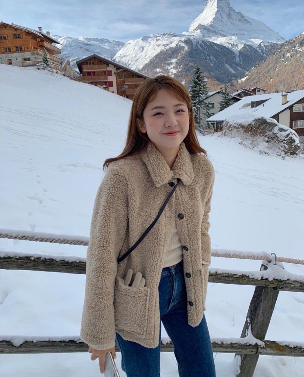 韩国冬季小姐姐黑大衣穿搭,韩国小姐姐冬日简约气质穿搭日常