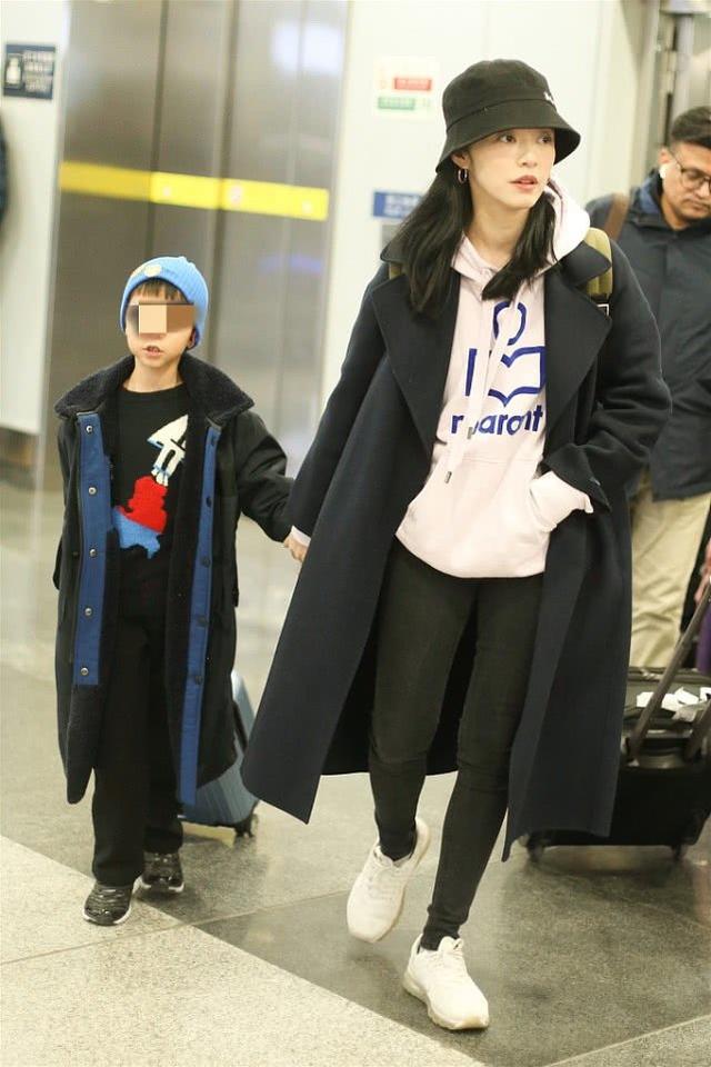 姚晨跟儿子在机场,小土豆呆萌的表情变潮男,这小嘴巴跟妈太像了