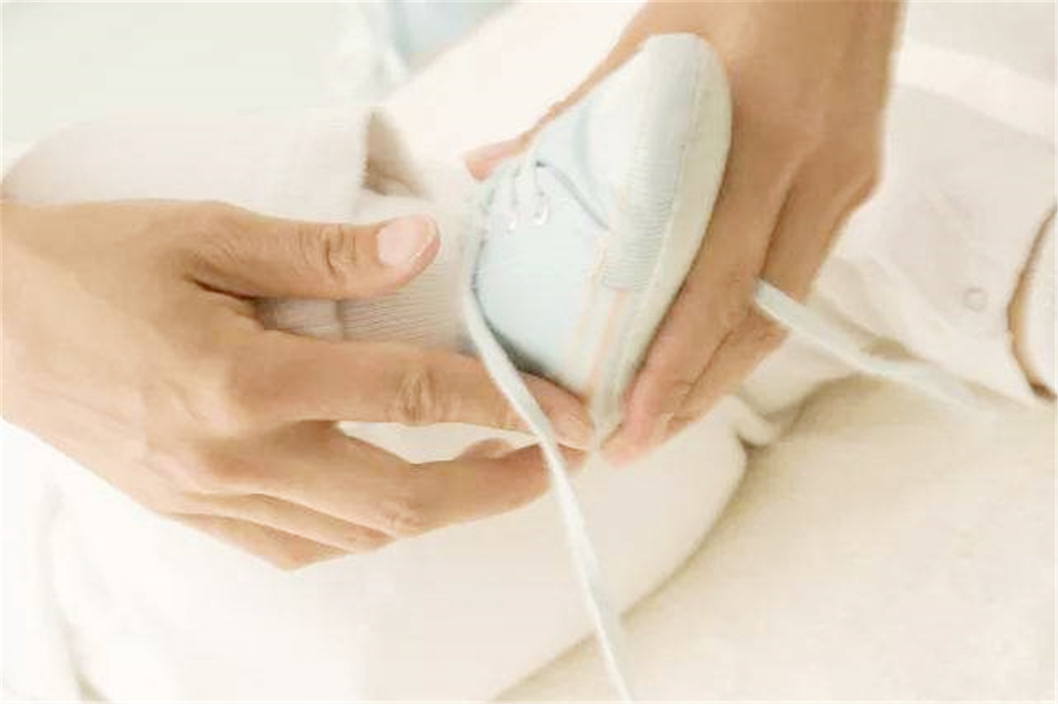 给孩子买鞋别只看颜值,穿得不对影响脚部发育不说,还有健康威胁