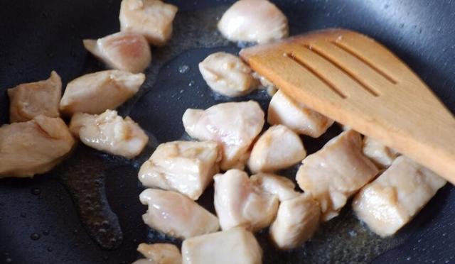 香菇炒鸡肉怎么做好吃又简单视频,炒鸡肉千万别焯水