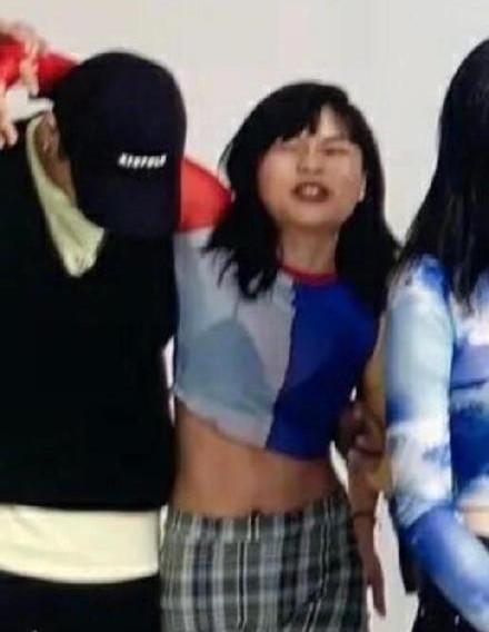 “最丑女团”cindy登台走秀，亮片衫配黑裤，气场不输专业模特