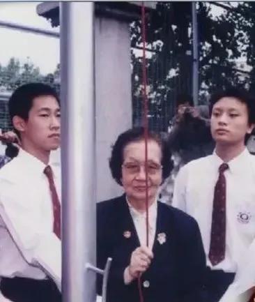 感动中国十大教育人物颁奖词,热爱教育事业的感动中国十大人物